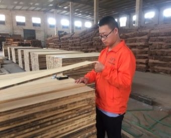 Check The Floor Raw Material In Factory 